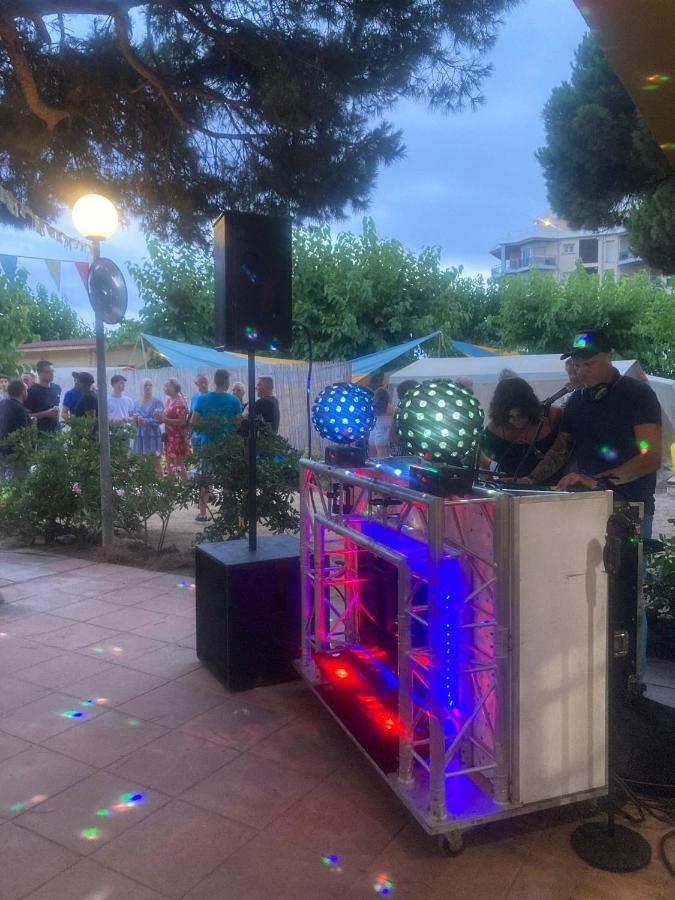 Camping El Pinar Platja Santa Susanna Exterior foto